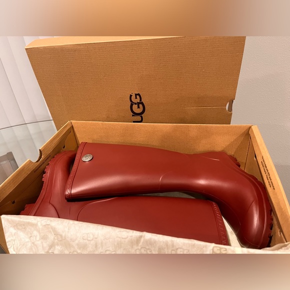 UGG. Style: Shelby Rain boots Color: Garnet Size 5. - Picture 3 of 4